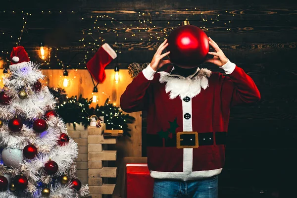 Festa de Natal. Bomba espaço de cópia de texto. O Pai Natal engraçado. Natal Papai Noel com bomba . — Fotografia de Stock