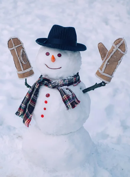 Feliz invierno. muñeco de nieve de Navidad sobre fondo de nieve blanca. Muñeco de nieve con estrella de luz en Navidad. — Foto de Stock