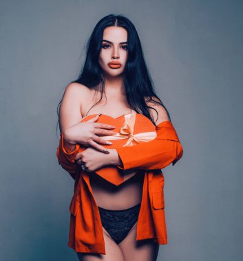 Romantik Hediyeler ve Sevgililer Hediye Fikirleri. Kırmızı iç çamaşırı kalp tutan seksi esmer kadın.