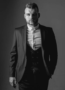 smokin adam. Modern insan takım elbise moda. Klasik takım elbiseli adam. İş kendine güvenen. Yakışıklı ciddi erkek modelportresi. Hırs ve bireysellik, başarı. İş adamı çalışıyor. resmi toplantı