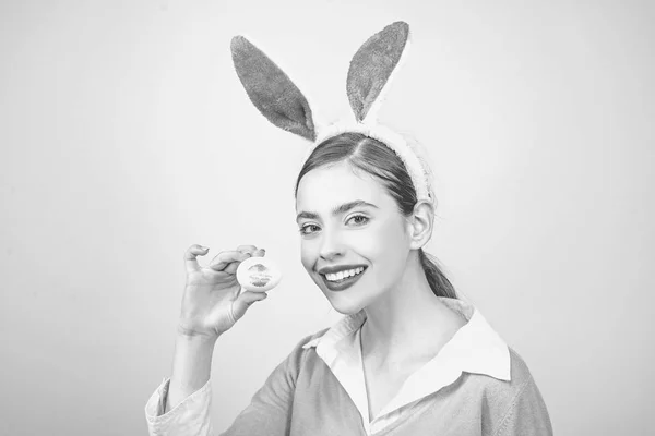 Feliz Pascua. Mujer joven con orejas de conejo. Conejita de Pascua mujer, conejo y niña. Lápiz labial beso impresión en huevo de Pascua . — Foto de Stock