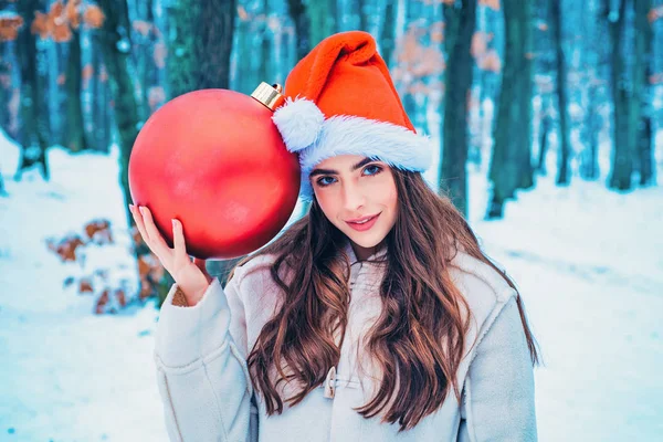 Mulher de inverno feliz. Retrato de inverno de mulher jovem no inverno cenário nevado. O que acontece durante a temporada de inverno . — Fotografia de Stock