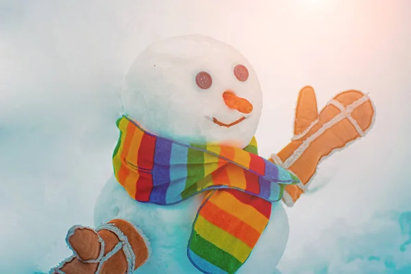 Escena de invierno con muñeco de nieve sobre fondo blanco. Hombre de nieve en el fondo de estrellas y copos de nieve. Fondo de Navidad con muñeco de nieve —  Fotos de Stock
