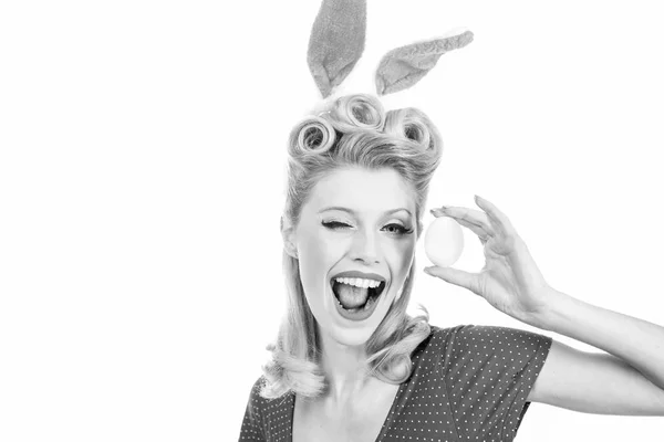 Mujer feliz en orejas de conejo guiñando un ojo. Beso y guiño. Sexy modelo vestida con traje de conejito de Pascua. Chica bonita caza huevos de Pascua. Beso y guiño . — Foto de Stock