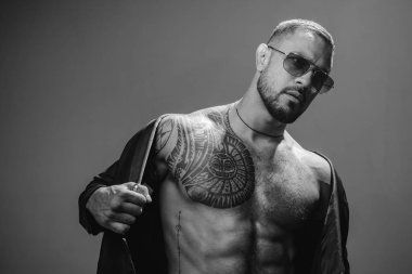 Kaslı atletik seksi erkek takım elbise ile. Acımasız adam kendinden emin ve yakışıklı. Erkek moda acımasız modelleri.