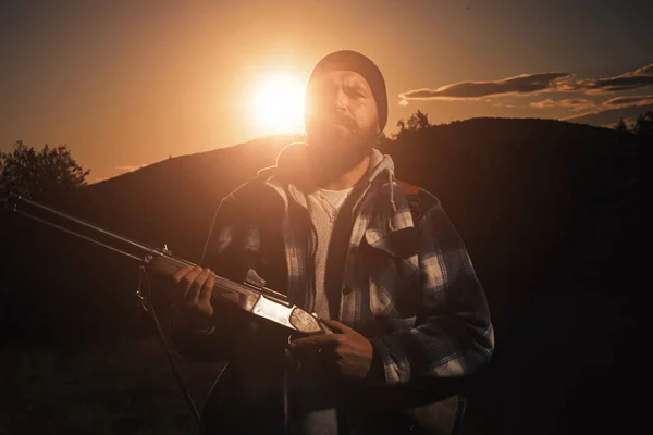 Fucili da caccia americani. Caccia senza confini. Cacciatore di fucili Silhouetted in Beautiful Sunset . — Foto Stock