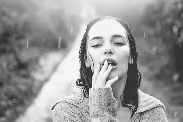 Чуттєва жінка, що стоїть під дощем, кричить і насолоджується. Портрет молодої красивої жінки, що стоїть на вулиці, насолоджується дощем, що падає на неї. Сексуальний зір . — стокове фото