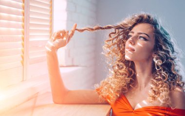 Parlak kıvırcık saçlar. Dalgalı saç modeli ile güzel model kadın. Kıvırcık saçlı güzel kadın.