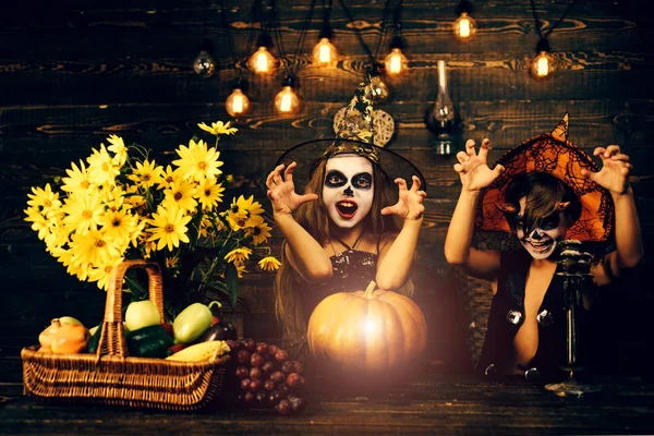 Dzieci uśmiechnięte na imprezę Halloween. Śmieszne dzieci ubrany kostium czarownicy. Trick-or-leczenia. Cute dzieci w przerażające kostiumy czytanie opowieści grozy w starym domu podczas Halloween party. — Zdjęcie stockowe