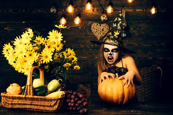 Happy Kids na Halloween. Dziecko oczy z czaszki makijaż. Cute Little Girl dziecko ubrany halloween kostiumy zabawy na Halloween uroczystości. — Zdjęcie stockowe