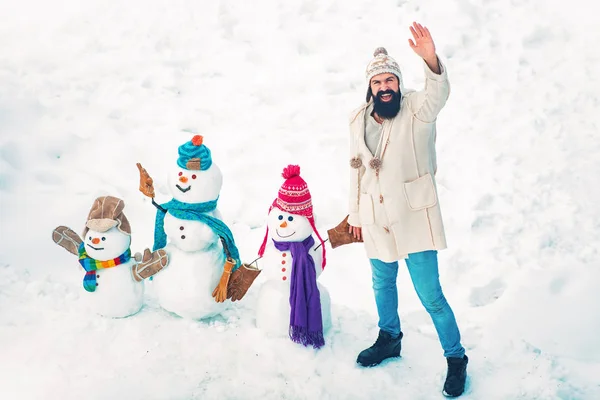 Joyeux sourire sno homme sur une journée ensoleillée d'hiver avec père heureux. Père faisant famille de bonhomme de neige pour enfant. Papa souhaite joyeux Noël et bonne année. Carte de voeux d'art festif . — Photo