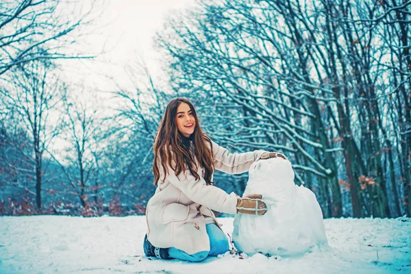 冬のコンセプトです。世界的な冷却します。雪の中の人。女性の冬のポートレート。山の女性。若い女性の冬の雪の風景の冬の肖像. — ストック写真