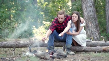 Ormanda kamp yapan bir çift. Şirketin doğa pikniği geçmişi var. Arkadaşlar hafta sonları ormanda barbekü yaparlar. Hafta sonu yürüyüşü. Arkadaşlar orman pikniğinde oturur..
