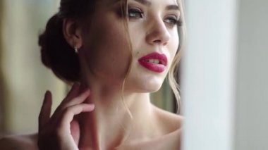 Beyaz kadın model içeride poz veriyor. Mutlu kız hayattan zevk alıyor. Güzel kadın yüzü. Güzellik trendleri. Makyajlı güzel bir kadın yüzü. Yakın çekim..