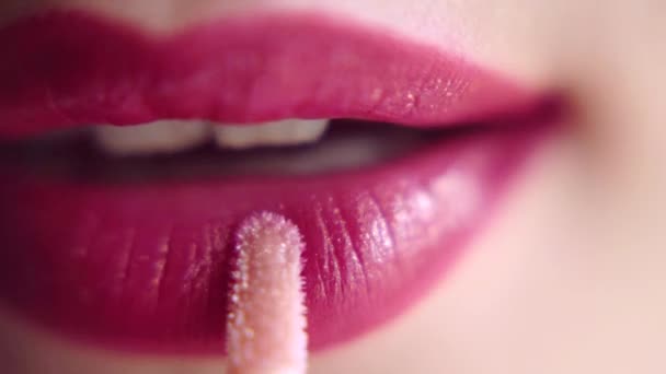 丰满的女人嘴唇。 用红色口红紧闭嘴唇的女人。 唇感情用事特写. — 图库视频影像