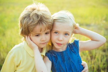 Mutlu şirin çocuğun yaz portresi. Mutlu Çocuk yaz sahasında. Güzel çocuklar. İlk aşkım. Mutlu çocukluk oynayan çocuk. Çocuk arkadaşlığı ve nezaketi kavramı. Tatlı melek çocuklar..