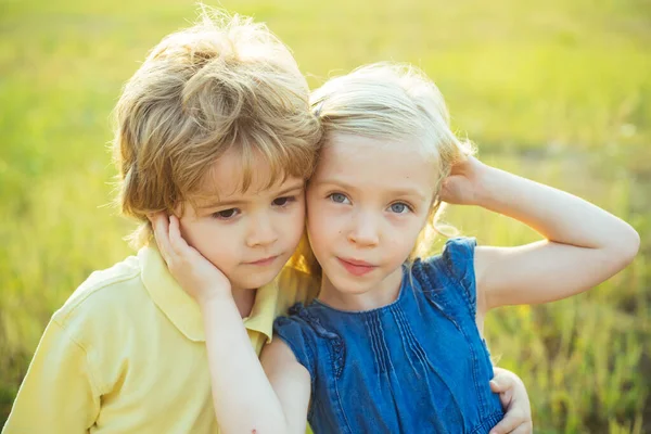 Retrato de verano de un niño lindo y feliz. Chico feliz en el campo de verano. Niños encantadores. Primer amor. Niño jugando a la infancia feliz. El concepto de amistad y bondad infantil. Dulce ángel niños . —  Fotos de Stock