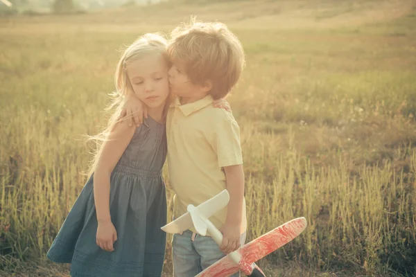 Valentinstag Konzept. Kinder küssen sich. Liebesgeschichte für süße Kinder. Das Konzept der Kinderfreundlichkeit und Kindheit. — Stockfoto