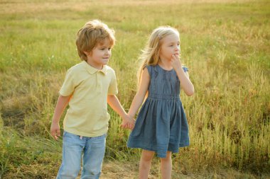 Çiftlikteki çocuk ve sebzeler. Küçük aile çiftçileri. İki genç çiftçi. Şirin küçük çiftçiler. Kız ve erkek kardeşler bahar tarlasında patates ile çalışıyor. Kız ve erkek kardeş tarlada çalışıyor..