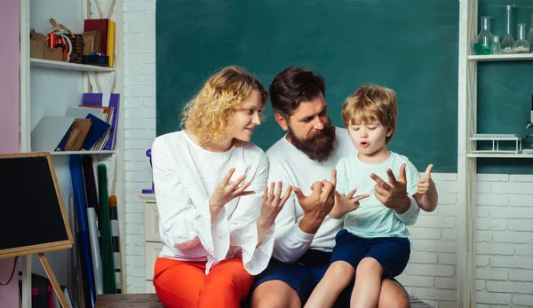 1 Eylül 'deki derste mutlu okul çocukları. İlkokul öğrencisi. Okul dışı çocuklar için eğitim. Sevimli öğrenci ve anne ve babası okul işlerini yapıyor.. — Stok fotoğraf