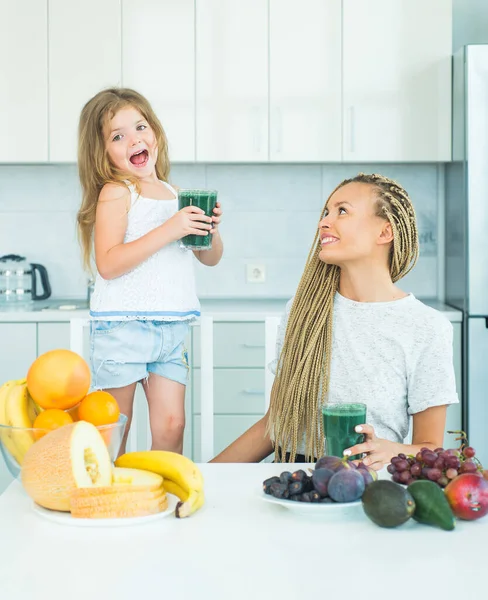Conceito de vida saudável e alimentação. Comer e comida saudável. Mãe e filha bebendo matcha de vidro em casa. Estilo de vida saudável . — Fotografia de Stock