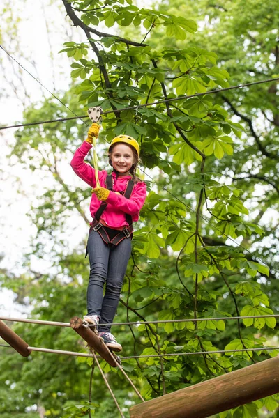 Adventure climbing high wire park. Child climbing on high rope park. Beautiful little child climbing and having fun in adventure Park. Rope park. Kids boy adventure and travel. — Stock Photo, Image
