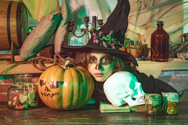 Portret dziewczynki noszącej kostium Halloween w domu Halloween dekorowane tło. Wróżka. Wesołe dziecko z dyniami i cukierkami. — Zdjęcie stockowe