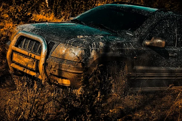 Safari suv. Nejlepší terénní vozidla. Expedice mrazáku. Terénní cestování na horské silnici.Track na blátě. 4x4 Off-road suv car. Offroad auto. Safari. — Stock fotografie