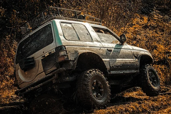 Pohybovat kola a off-road, který jde v prachu na písku. Drag závodní auto spaluje gumu. Extrémní. Terénní auto. Pneumatiky v přípravě na závod. — Stock fotografie