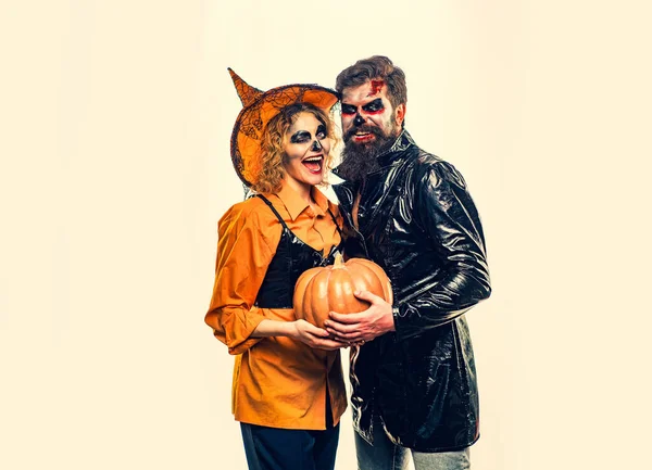 Carino uomo e donna che indossano vestiti di Halloween. I migliori amici hanno festeggiato Halloween. Coppia posa con Zucca. — Foto Stock