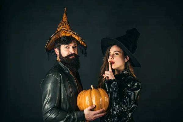 Gente della festa di Halloween. Fashion Glamour Halloween. Felice coppia gotica in costume di Halloween . — Foto Stock
