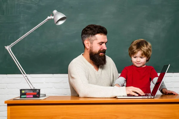 Učitel pomáhá malému chlapci s lekcí. Rodičovský učitel. Otec syn se soustředí na problém. Vzdělávání a učení lidé koncept - malý student chlapec a učitel. — Stock fotografie