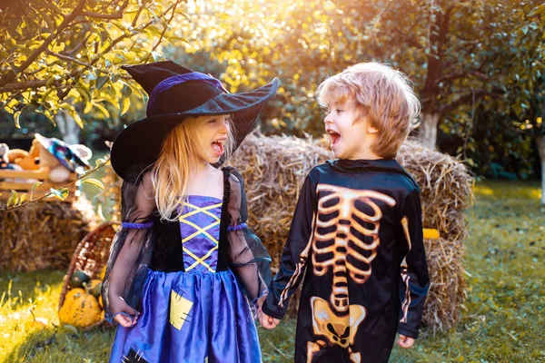 Kinderen in Amerika vieren Halloween. Gelukkige kinderen op Halloween feest. Snoep of je leven. Leuke kinderen in Halloween kostuums hebben plezier op Halloween viering. — Stockfoto