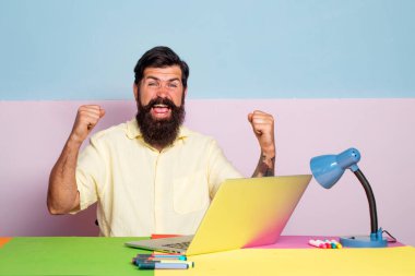 Heyecanlı yönetici dizüstü bilgisayarla dostça sohbet ediyor. Laptop ekranında çalışan ofis çalışanları.