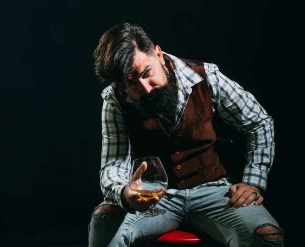 Adicción alcohólica: obtenga el tratamiento que necesita. Un borracho sosteniendo un vaso de whisky después de beber mucho alcohol y sentir dolor de cabeza. Concepto alcohólico . — Foto de Stock