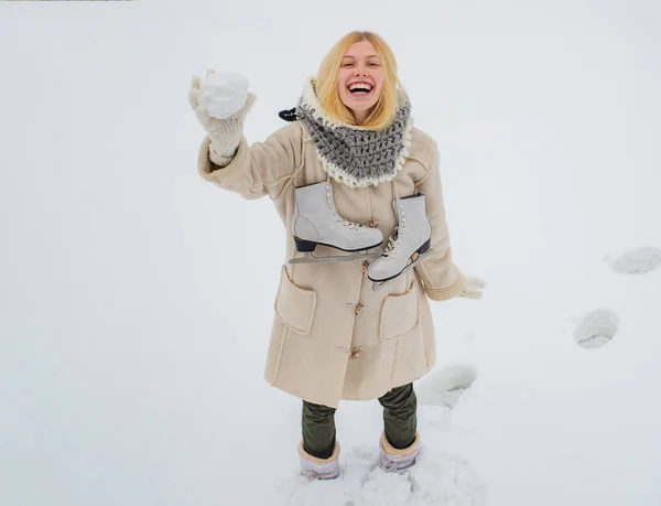 Buz patenli komik bir kadın. Beyaz karlı zeminde yürüyen güzel, mutlu bir kızın açık havada çekilmiş fotoğrafı.. — Stok fotoğraf