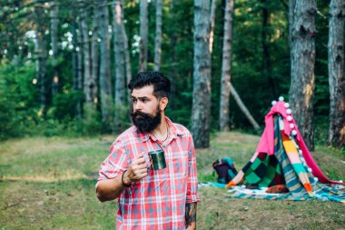 Kamp yaşam tarzı. Macera seyahati. Dalların sığınağı. Seyahat amaçlı açık hava aktivitesi konsepti. Kulübede hikaye.
