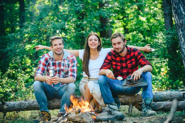 ピクニックの時間だ友達のキャンプの概念。観光客がリラックス。森の中でリラックスした時間をお楽しみください。彼らはキャンプファイヤーの周りに座っている。キャンプファイヤーの周りに座って幸せな人々. — ストック写真