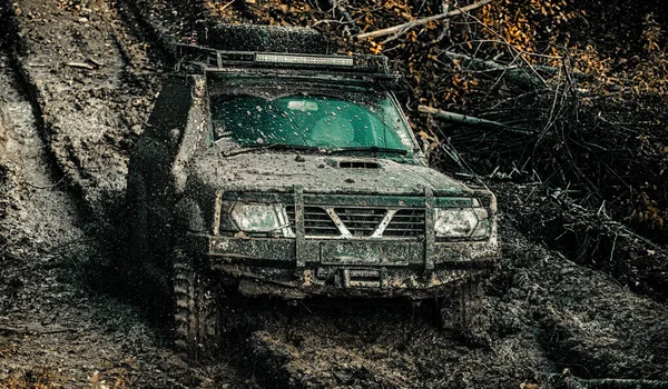 オフロード車は山に行きます。道路の冒険。冒険旅行。泥だらけのフィールドにトラック。ラリーレースだ山岳道路でのオフロード旅行. — ストック写真