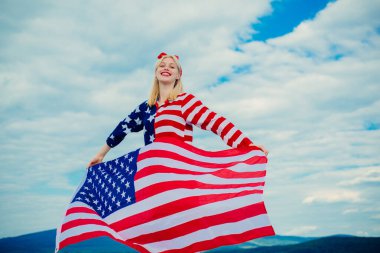 Usa bayrağı tutan mutlu kadın. Amerikan bayrağı - Amerikan bayrağı gösteren kadın. Amerikan bayrağıyla bayrak sallayan bir kadın. 4 Temmuz.