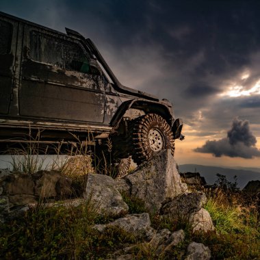 Emicili araba frenleri. Araba lastiği. Dağ yolunda off-road yolculuğu. Off-road yarışında çamur ve su sıçraması. Tekerlekleri ve toza dönüşen off-road 'u hareket ettir..