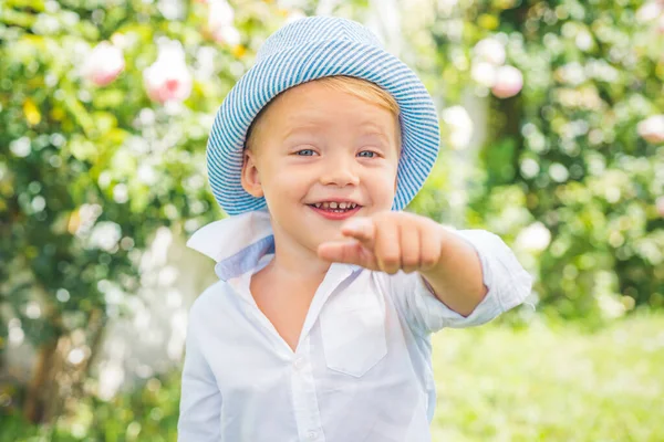 面白い子供の顔。自然の中で夏の幸せな子供。小さな子供は散歩を楽しむ。幸せな日. — ストック写真