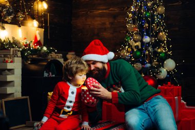Noel kutlaması tatili. Noel ağacının yanında şirin bir çocuk ve baba. Mutlu Noeller ve mutlu tatiller. Yeni yıl konsepti. Mutlu yıllar..