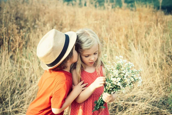 Retrato de verão de crianças bonitos felizes. Feliz Dia dos Namorados. Miúdo a divertir-se no campo de primavera. Infância no campo. Romântico e amor. Conceito de amor . — Fotografia de Stock