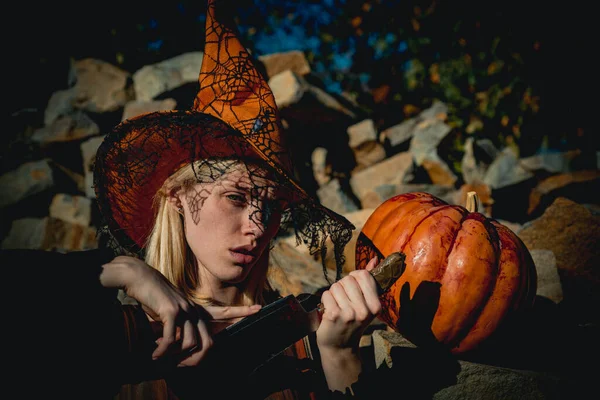 Concept d'horreur Halloween. Sexy girl en costume d'Halloween. Femme vampire aux yeux ensanglantés. Sorcière d'Halloween. Jack-o-lanterne . — Photo