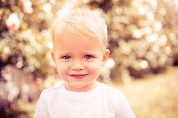 Zorgeloos kind. Gelukkige jeugd. Portret van een vrolijk lachend kind op de achtergrond van de natuur. — Stockfoto