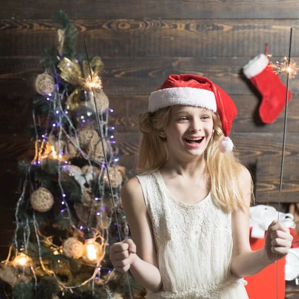 Natal Natal Natal conceito de férias de inverno. Adolescente menina bonito está decorando a árvore de Natal dentro de casa. Retrato miúdo com presente no fundo de madeira. Ano Novo crianças . — Fotografia de Stock