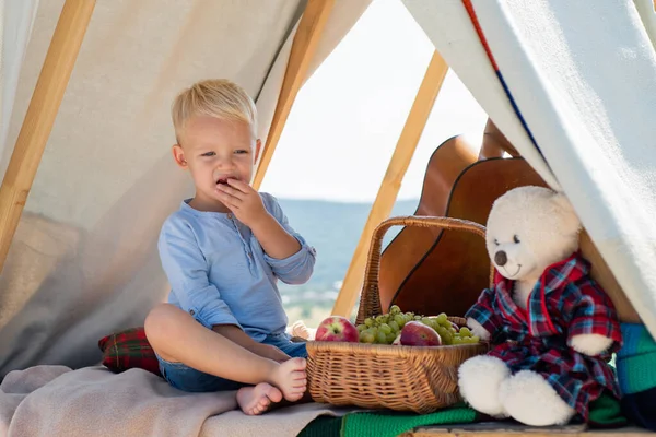 Retrato de niño sonriente feliz en el fondo de la naturaleza. Lo único que me preocupa es la diversión. Niño en camping . —  Fotos de Stock