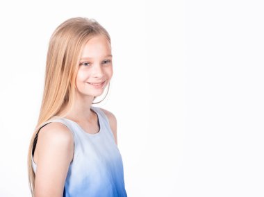 Kendini yeni sınıf arkadaşlarına tanıtan sevimli, mutlu bir genç kız. Mutlu, kaygısız, tapılası bir kızın portresi. Beyaz-mavi bluzlu sarı saçlı, gelişigüzel duran ve güler yüzlü..