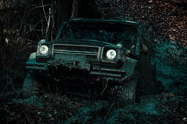 Büyük 4x4 arabalı seyahat konsepti. En iyi off road araçları. Off-road aracı dağa gidiyor. Yol macerası. Macera seyahati. Safari SUv.